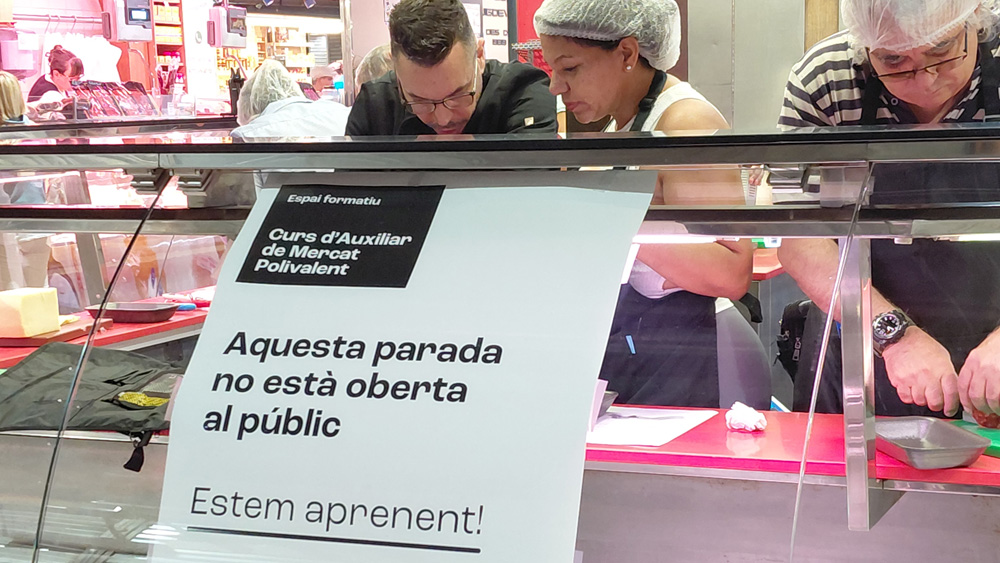 Aprenentatge dels oficis alimentaris en una parada de mercat